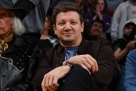 Jeremy Renner Snowplow Accident Taught Him Not to Squander。